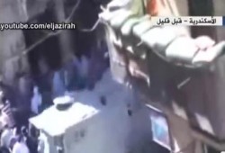مذيع الجزيرة ينفعل على دهس مدرعة الجيش للمتظاهرين: "ده جيش مرتزقة يجب اعدامه" (فيديو)