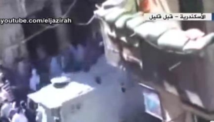 مذيع الجزيرة ينفعل على دهس مدرعة الجيش للمتظاهرين: "ده جيش مرتزقة يجب اعدامه" (فيديو)