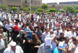 عمال غزل المحلة يحاصرون مجلس الإدارة و يقتحمون المبني ويعتدون علي رئيس الشركة