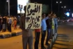 سلاسل بشرية ومسيرات ليلية لرافضي الانقلاب العسكري بالفيوم (فيديو)