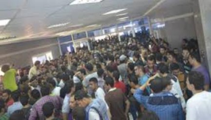 وقفة لطلاب هندسة المطرية أمام "الصحفيين" للإفراج عن المعتقلين