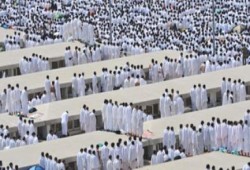 الحجاج يؤدون صلاتى الظهر والعصر "جمع تقديم" فى مسجد نمرة