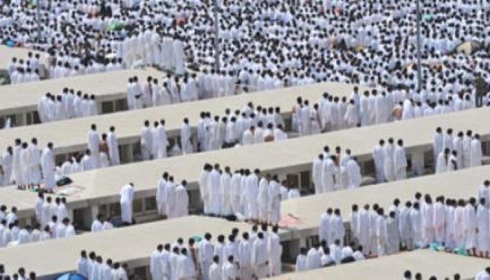 الحجاج يؤدون صلاتى الظهر والعصر "جمع تقديم" فى مسجد نمرة