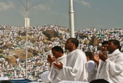 الحجاج يواصلون رمي الجمرات في أول أيام التشريق