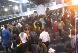 بالفيديو   شباب مصر يحاصرون علاء الاسواني بباريس شاهد قلة ادبه وسوء اخلاقه وهرروبه