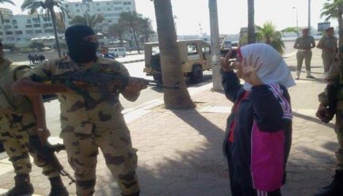 فضيحة ميليشيات السيسي : جندي في الصاعقة يوجه سلاحه لفتاة صغيرة !!