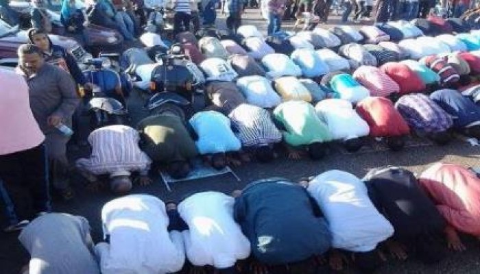 100 يوم انقلاب - الثوار يصلون العصر أمام المحكمة الدستورية (صور)