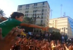 100 يوم انقلاب - الطفل طارق يشعل حماس المتظاهرين بميدان الجيزة بجمعة كشف الحساب (فيديو)