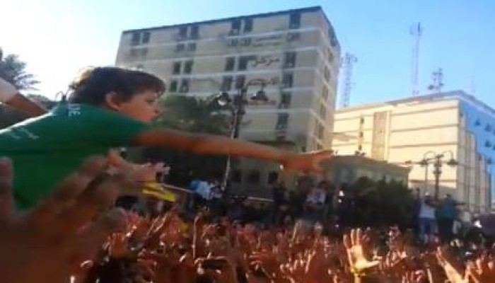 100 يوم انقلاب - الطفل طارق يشعل حماس المتظاهرين بميدان الجيزة بجمعة كشف الحساب (فيديو)
