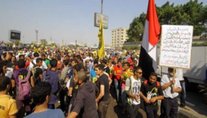 أنصار مبارك المخلوع يعتدون علي أهالي شهداء يناير  وسط تواطؤ أمن الانقلاب