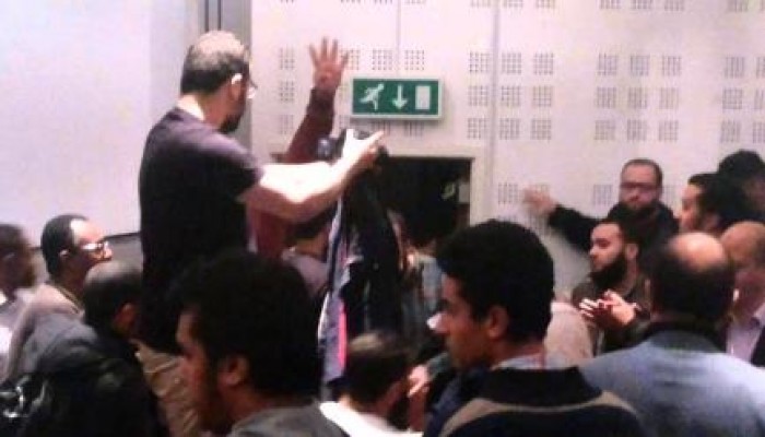 بالفيديو .. بعد علاء الأسواني طرد ممثلي تمرد من أحد المؤتمرات في لندن