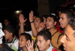 وقفه لطلاب ضد الانقلاب امام منزل الشهيد فاروق البرنس بالشرقية (صور)