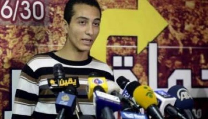 ضرب حسن شاهين عميل العسكر علي يد شباب ثورة يناير