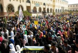 هروب رئيس جامعة الأزهر والأمن يغلق مكتبه بالجنازير