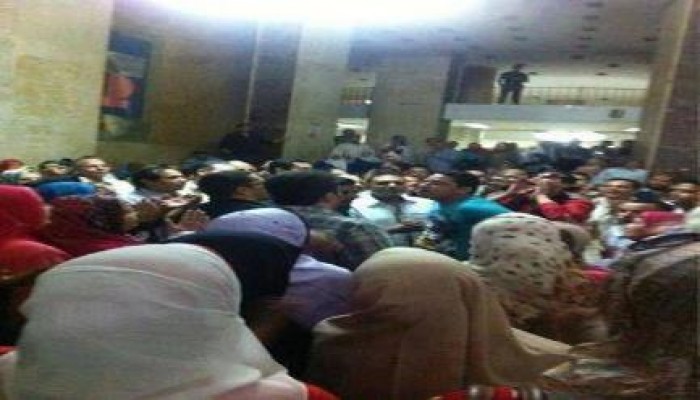 اعتصام داخل مبنى ماسبيرو بسبب الغاء منحة العيد للعالمين