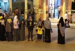 سلاسل بشرية رافضة الانقلاب ببندر الفيوم (صور)