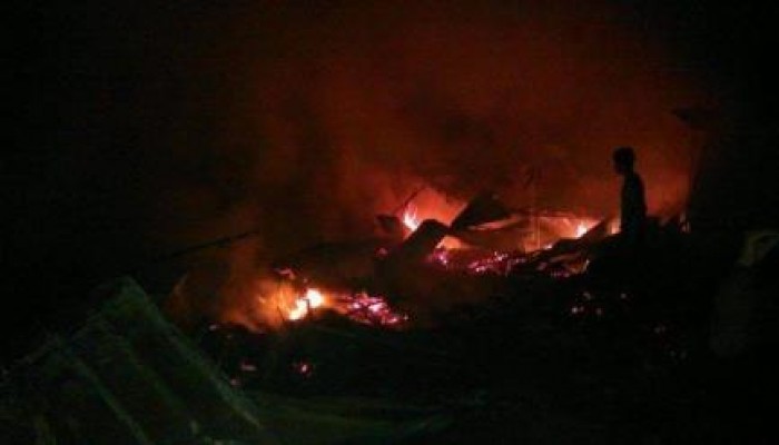 حريق مروع يلتهم المحلات التجارية بميدان الانصاري بالمنزلة