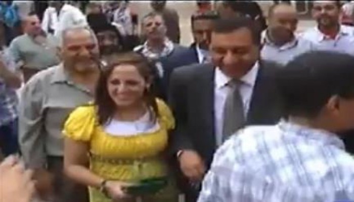 الفارق بين محافظ متكبر متحرش ومحافظ ودودود ملتزم.. هو الفارق بين الشرعية والانقلاب (تقرير)