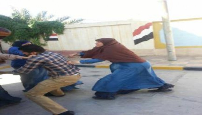 جنود الخائن يتعدون على الفتيات داخل الحرم الجامعى بالاسكندرية