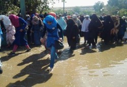 رغم مياه صرف الادارة ... طالبات الأزهر يصررن على التظاهر