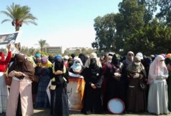طالبات الأزهر يؤدين صلاة الغائب على شهداء الجامعة امام كردون الجيش برابعة العدوية (صور)