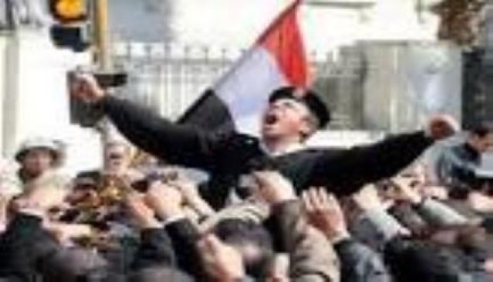 تظاهر أفراد وأمناء الشرطة أمام الوزارة احتجاجا علي سياسة النظام