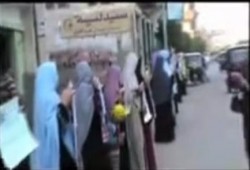 نساء ضد الانقلاب ينظمن وقفة أمام منزل الشهد عبد العظيم شلتوت بكفر الزيات بالغربية (فيديو)
