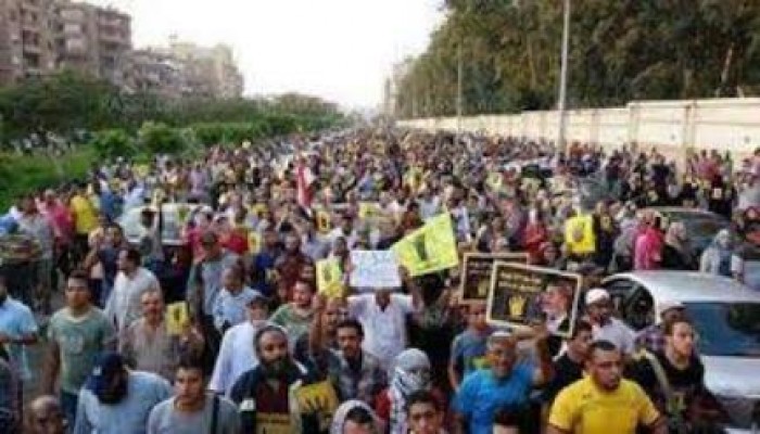 التحام مسيرتي "خاتم المرسلين " مع " التقوي" رفضا للانقلاب أمام قاعة سيد درويش