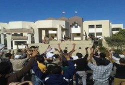 بالصور ثوار الإسماعيلية يهتفون -يسقط حكم العسكر-أمام مدرعات الانقلاب ويرفعون شعارات رابعة