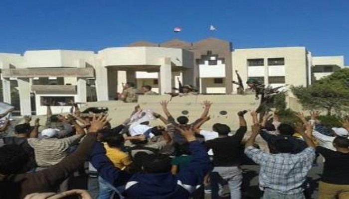 بالصور ثوار الإسماعيلية يهتفون -يسقط حكم العسكر-أمام مدرعات الانقلاب ويرفعون شعارات رابعة