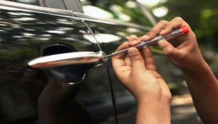 صاحب السيارة: ممكن أعرف جيبتوا نمرة تليفوني منين؟..  الحرامي: من المحضر يا باشا !