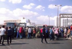 طلاب جامعة دمنهور يقطعون الطريق الزراعي اعتراضاً على حادث مقتل زميلتهم