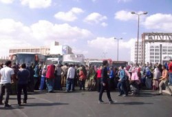 طلاب جامعة دمنهور يقطعون الطريق الزراعي اعتراضاً على حادث مقتل زميلتهم