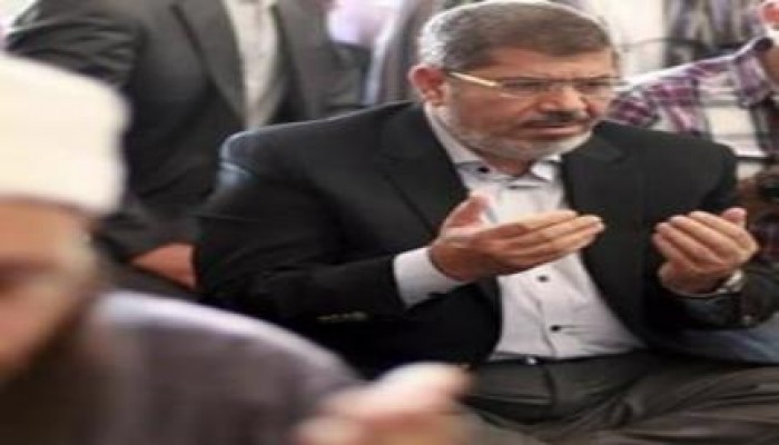 فتاة تنشر قصتها مع الرئيس مرسي في صلاة الفجر