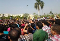 بالصور الالاف من طلاب وطالبات الازهر أمام رئاسة الجامعة رفضين للانقلاب العسكرى