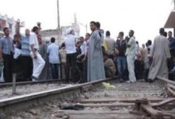 فضيحة  عمال وبريات سمنود يقطعون السكة الحديد بعد فشل حكومة الانقلاب في توفير مرتباتهم