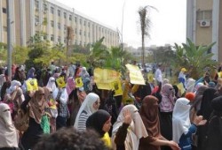 بالصور وصول مسيرة من طالبات الأزهر الى مبنى الإدارة رفضا للإنقلاب