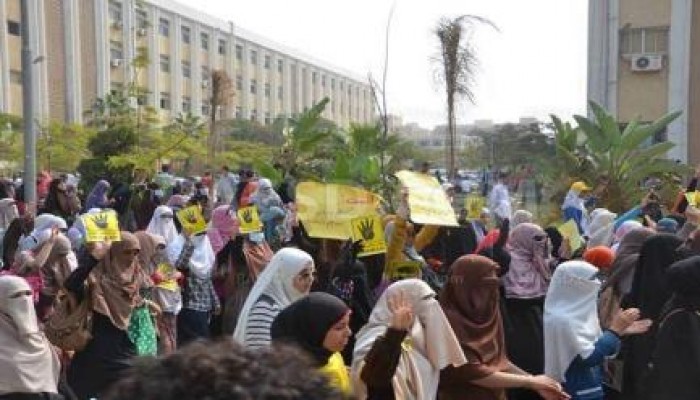 بالصور وصول مسيرة من طالبات الأزهر الى مبنى الإدارة رفضا للإنقلاب