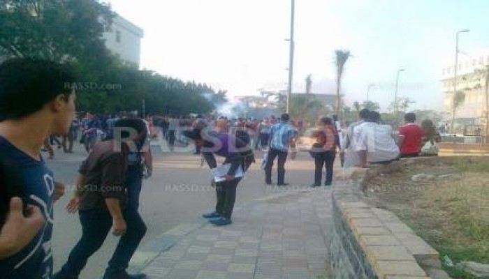 بالصور أمن الانقلاب يعتدي على طلاب الأزهر بالخرطوش  والغاز  والرصاص الحي