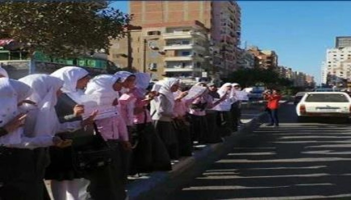 بالصور مدارس الإسماعيلية تتضامن مع الطالبات المعتقلات