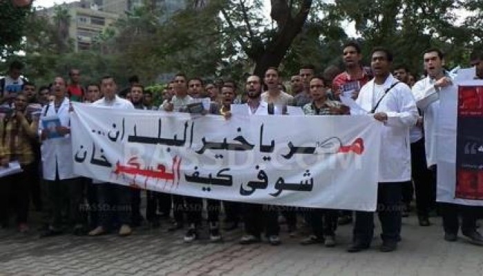 بالصور حركة  "بالطو حر" تبدأ اولى فعالياتها في طب عين شمس