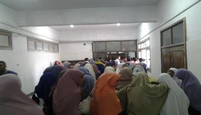 طلاب بهندسة الزقازيق يبدأون اعتصاما أمام مكتب عميد الكلية