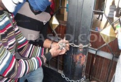 طلاب جامعة الازهر بالقاهرة يغلقون مبنى ادارة الجامعة بالجنازير