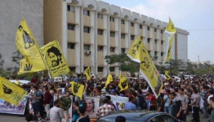 موظفى إدارة الأزهر يلقون الحلوى على الطلاب المتظاهرين