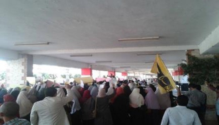 طلاب جامعة طنطا يتظاهرون رفضا لزيارة وفد من الانقلابين للجامعة