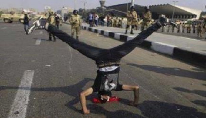 صورة وتعليق: "ثورة دي ولا انقلاب"