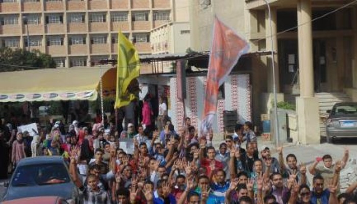 قوات الأمن تهاجم  طلاب جامعة الإسكندرية .. ووقفة لأهالي المعتقلين