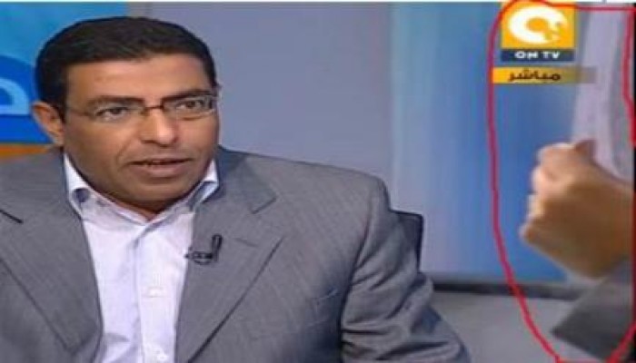 على خطى الإبراشي.. مذيعة قناة "أون تي في" ترفع ورقة للضيف ليقرأ منها (فيديو)