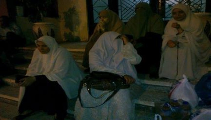 أمهات الفتيات ال22 المعتقلات بالإسكندرية يفترشن الأرض للمطالبة بإطلاق سراحهن