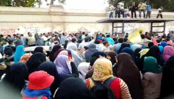 "محاكمة إرادة شعب": عشرات الآلاف يحاصرون قصر القبة رفضا لمحاكمة الرئيس (بث مباشر)